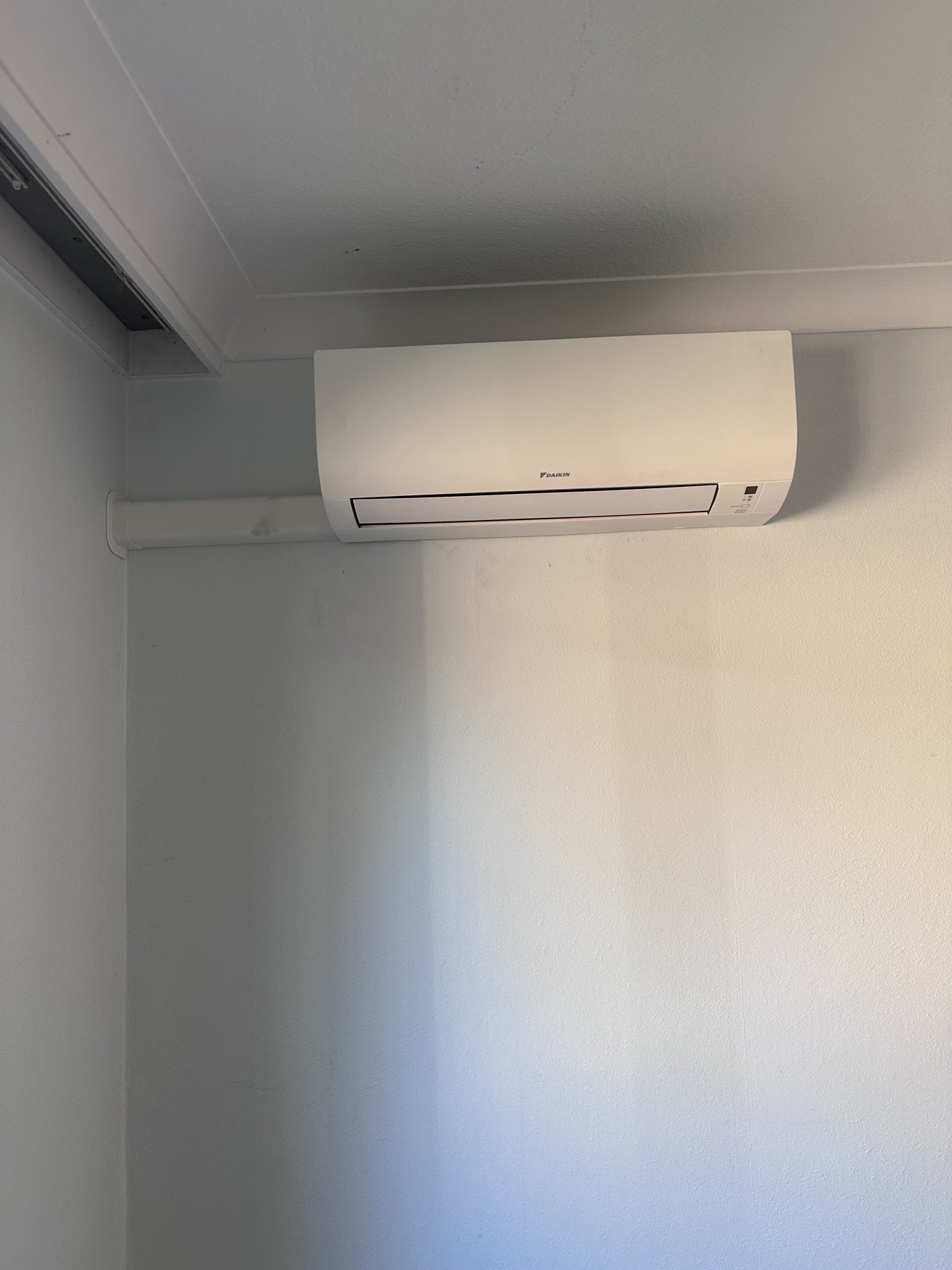 Een van de drie Daikin-binnenunits in Waregem